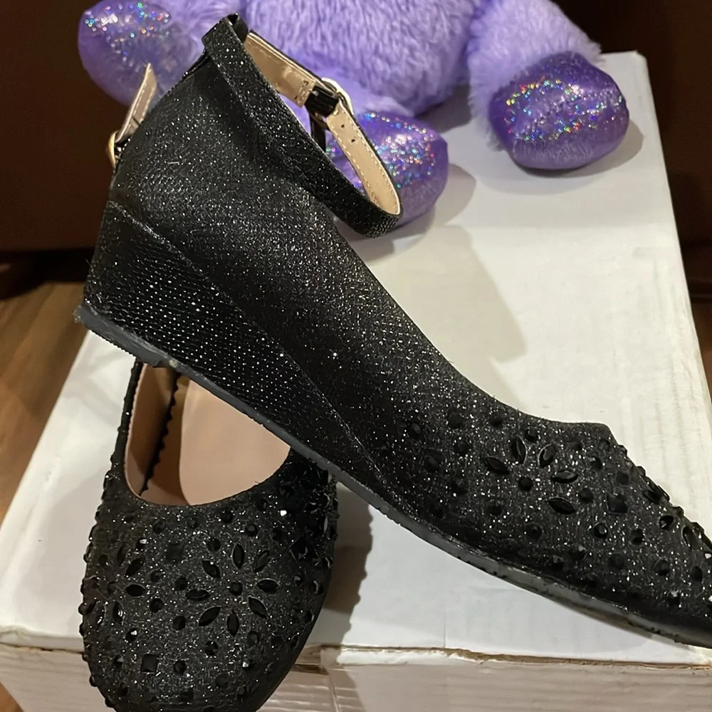 🎀 OLIVIA K Girls SZ 3 “NEW” Black glitter Rhinestone wedges w side ankle Straps